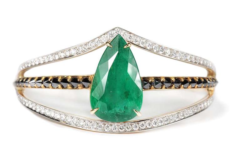 Ara Vartanian high jewellery bracelet in yellow gold, set with a pear-shaped emerald, inverted black diamonds and brilliant-cut white diamonds.
